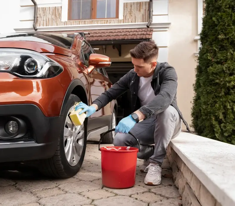 Lavage auto à domicile Saint-Aubin-de-Terregatte : professionnel intervenant sur un véhicule